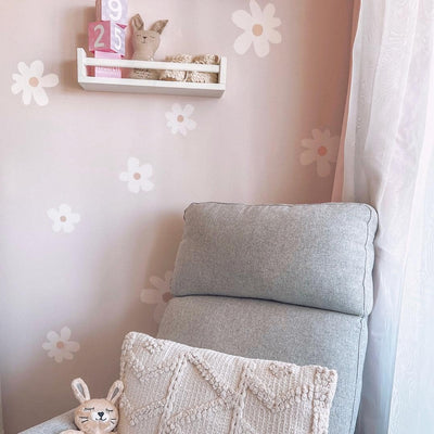 Picture of a bedroom on a pink wall with white daisies with an apricot centre wall decals